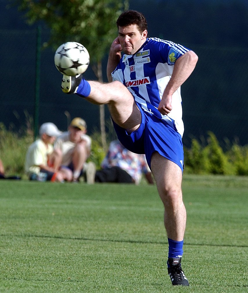 2003. Jaromír Jágr to zkusil během letní pauzy také jako fotbalista.