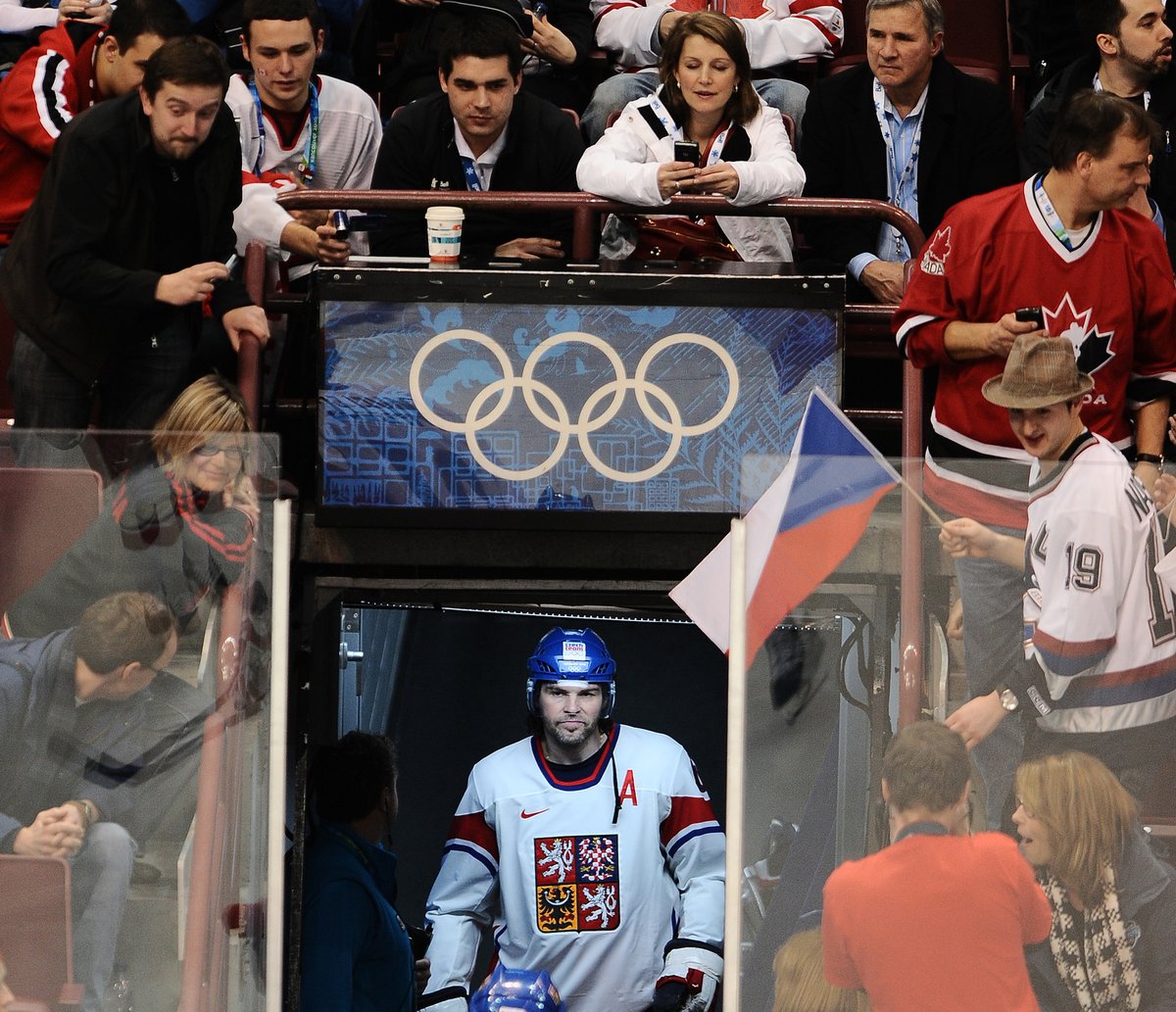 2010. Jaromír Jágr vchází na led před utkáním proti Slovensku na olympiádě ve Vanouveru.