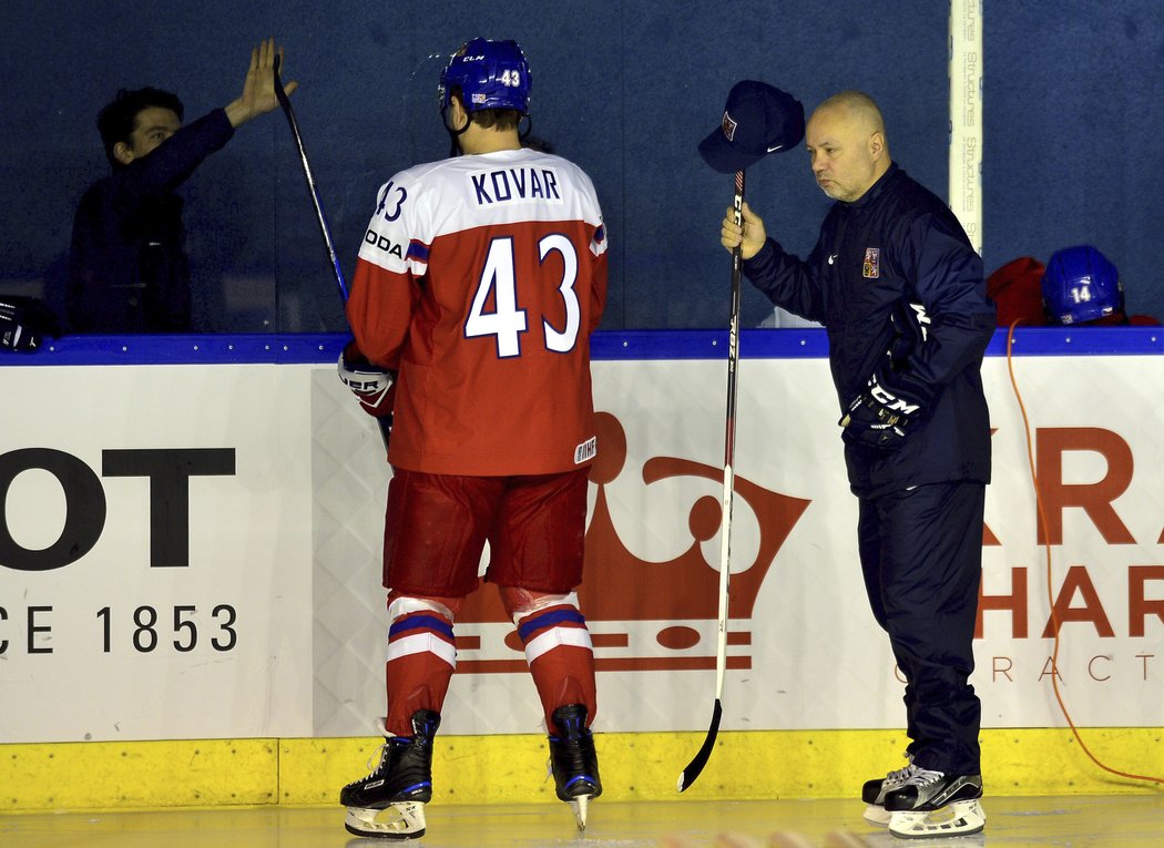 Útočník Jan Kovář bude muset v NHL změnit své oblíbené číslo dresu