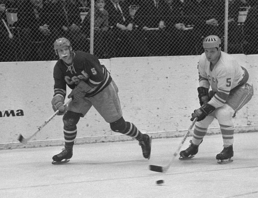 Snímek z prosince 1969 zachycuje Jaroslava Holíka (vpravo) v souboji se sovětským hokejistou Alexandrem Ragulinem při utkání Československo - SSSR na turnaji v Moskvě.