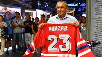 Zářil po boku Gretzkého, jako první hráč světa vyhrál MS i Stanley Cup. Hokejový hrdina Pouzar 