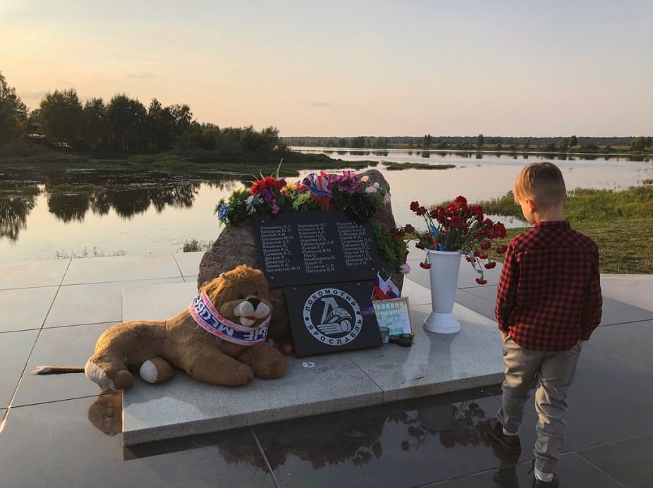 Rodina Skalákova se po 7 letech přišla podívat na místo nehody v Jaroslavli.