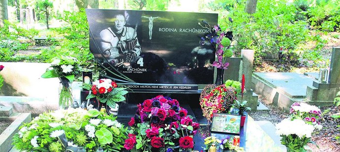 U hrobu Karla Rachůnka bylo zapáleno několik svíček.