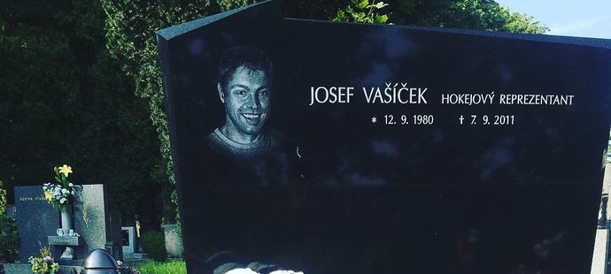 Snoubenka Josefa Vašíčka Michaela přišla k hrobu s jasným vzkazem. I po 7 letech Pepík chybí.