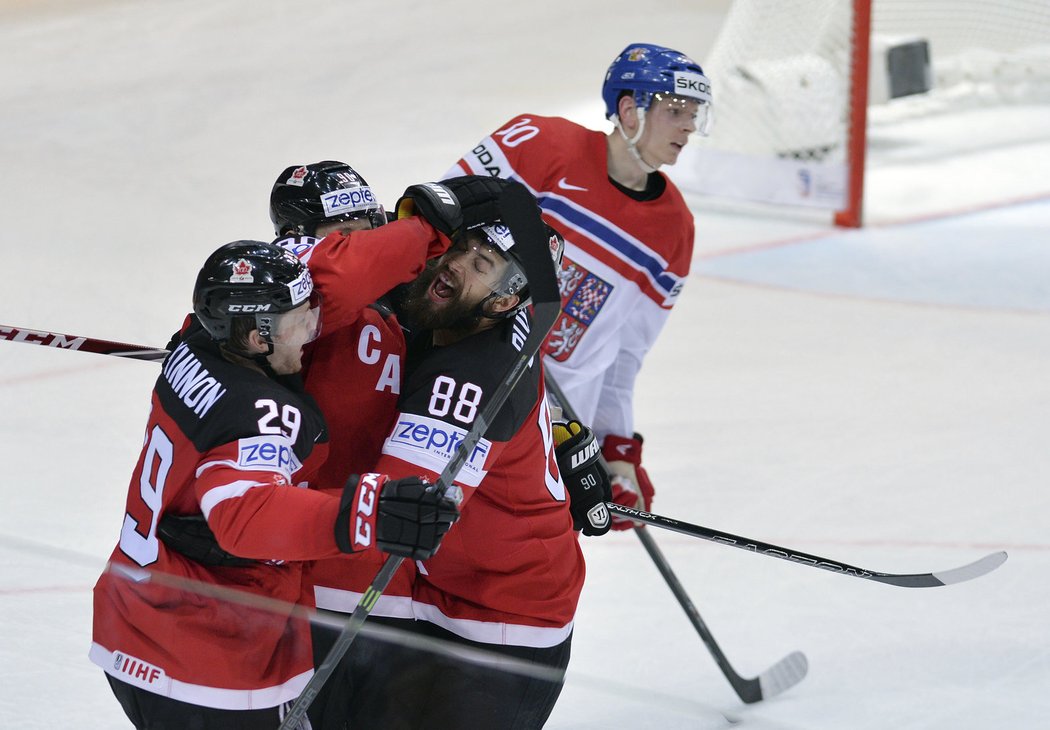 Kanadští hokejisté se radují z gólu v české síti