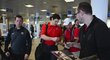 Sidney Crosby rozdává autogramy po příletu na pražské letiště