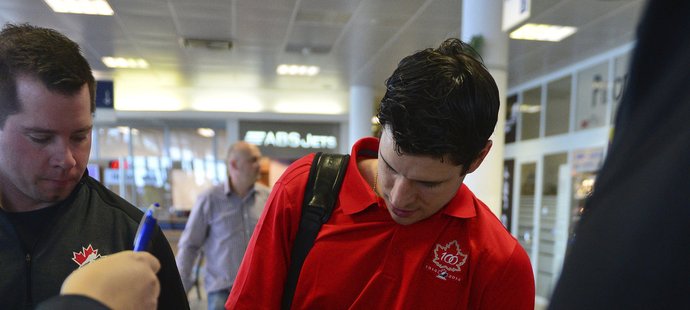 Sidney Crosby se podepisuje fanouškům na pražském letišti