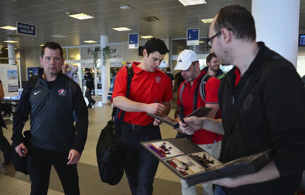 Sidney Crosby rozdává autogramy po příletu na pražské letiště