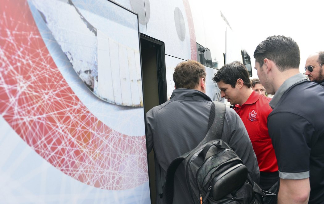 Sidney Crosby nastupuje do autobusu na pražském letišti