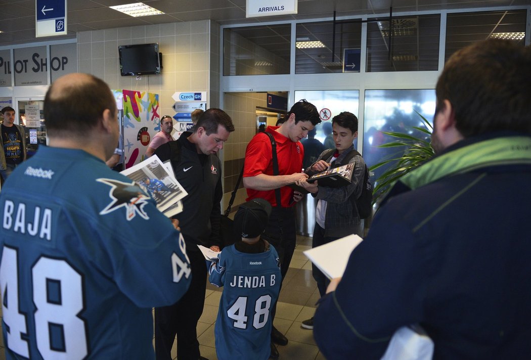 Velká hvězda je v Praze. Sidney Crosby rozdával podpisy na letišti.