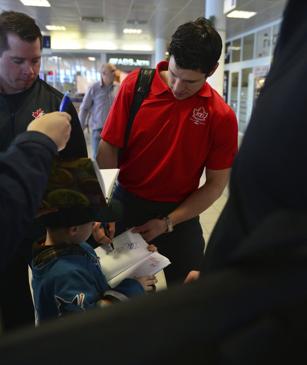 Sidney Crosby se podepisuje fanouškům na pražském letišti