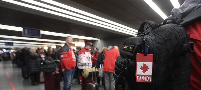 Kanadští fanoušci vyrazili do Ostravy z nádraží v pražských Holešovicích, které zcela zaplinili
