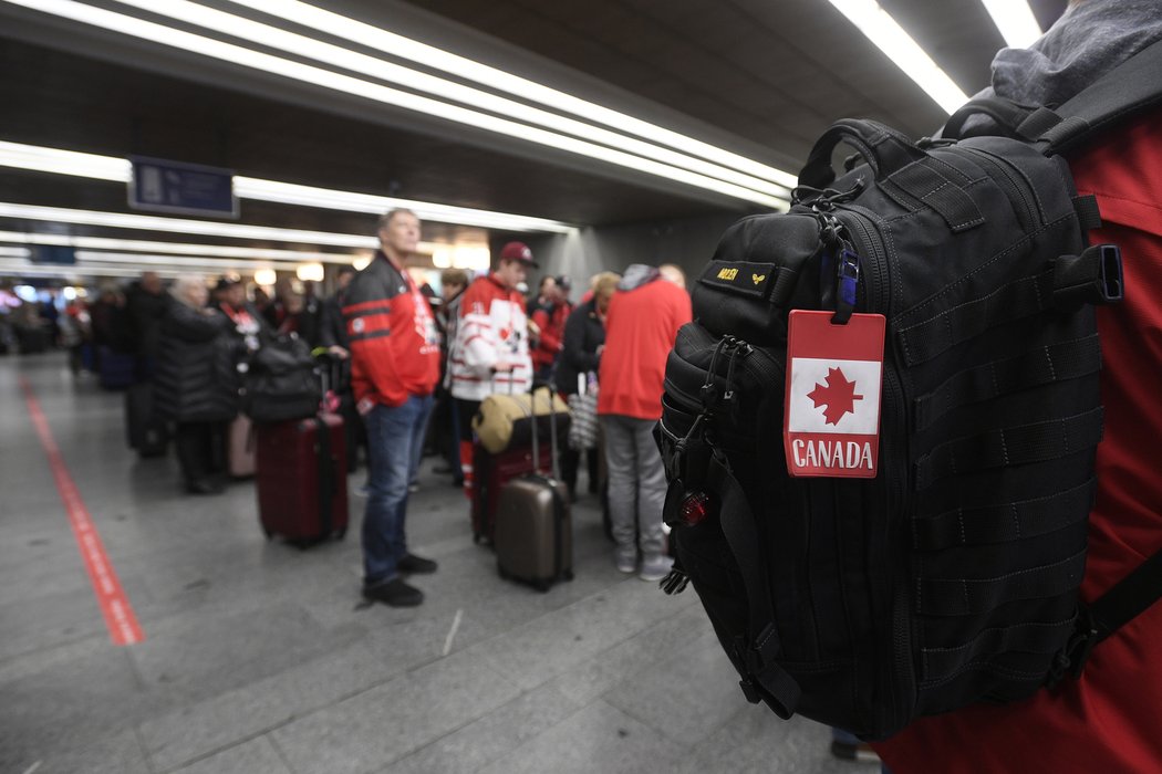 Kanadští fanoušci vyrazili do Ostravy z nádraží v pražských Holešovicích, které zcela zaplinili