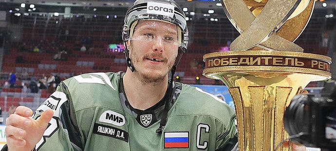 Dmitrij Jaškin jako kapitán Petrohradu ve vojensky laděných dresech s trofejí pro vítěze základní části KHL