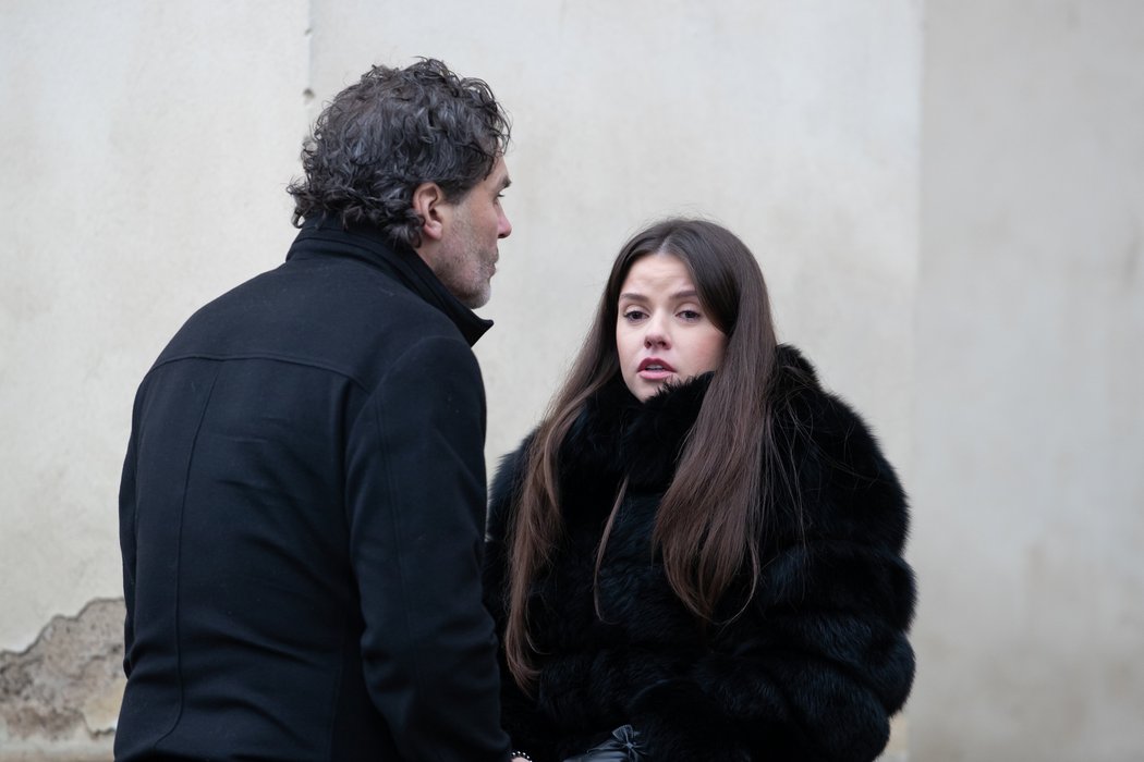 Jaromír Jágr s přítelkyní Dominikou při rozloučení s jeho otcem v Kladně