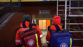 Záchranáři Kristýna a Jiří zachránili hokejového fanouška, který na stadionu ve Zlíně zkolaboval.