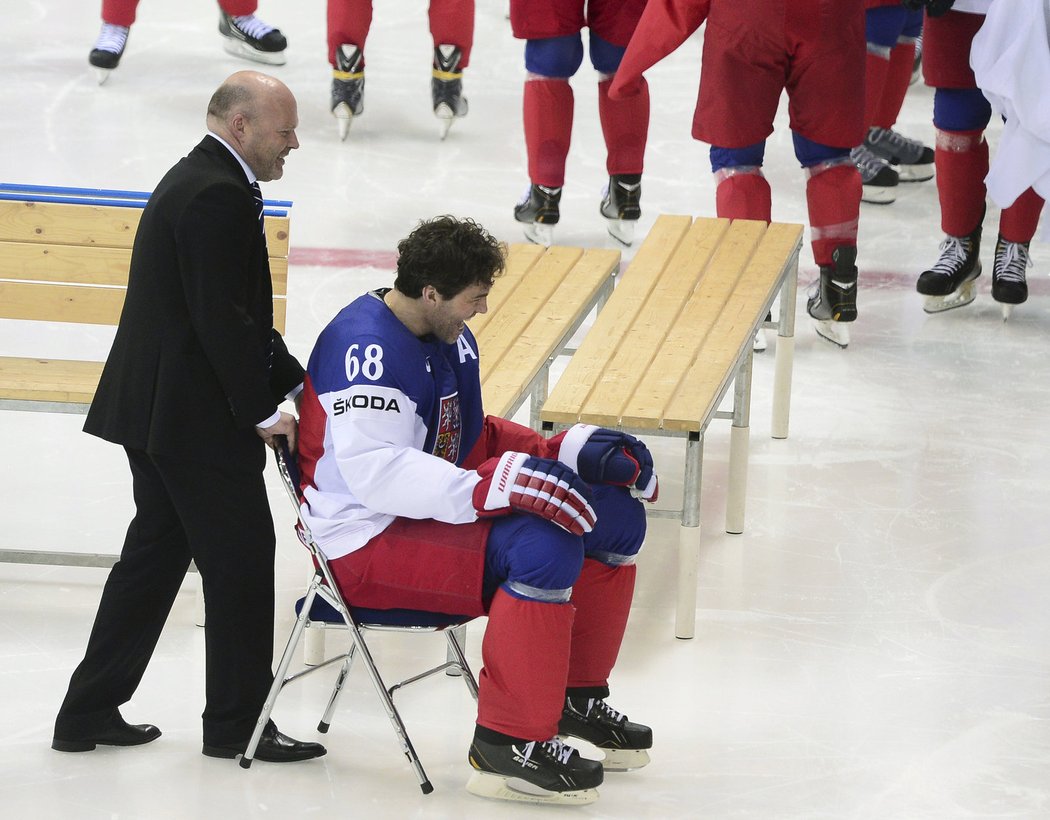 Jaromír Jágr se nechává odvážet fyzioterapeutem Pavlem Kolářem