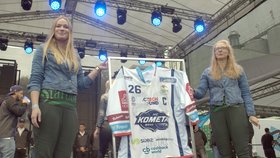 Každým rokem se dres alespoň částečně obměňuje, neboť spousta fanoušků si jej kupuje do sbírky jako cennou trofej.