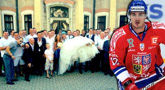 Hokejový reprezentant Kotalík se oženil: Romantika na Hluboké!
