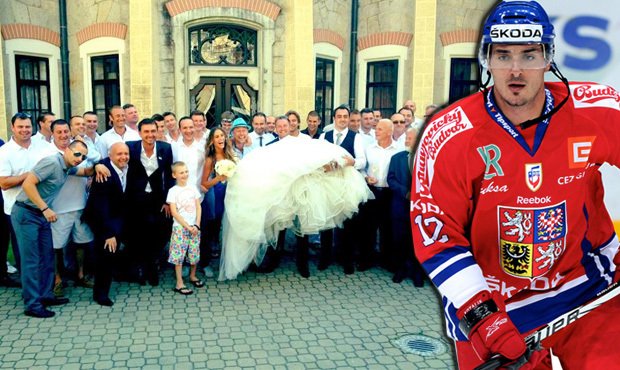 Hokejista Aleš Kotalík se oženil v roce 2013. Svatbu měl v pohádkovém zámku Hluboká nad Vltavou.