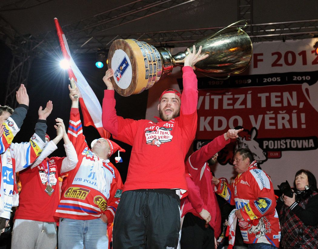 Robert Kousal při oslavách pardubického titulu v sezoně 2011/12