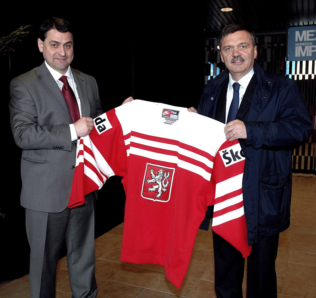 Ukázali český retrodres. Zbyněk Kusý s šéfem světového hokeje René Faselem během MS 2009.