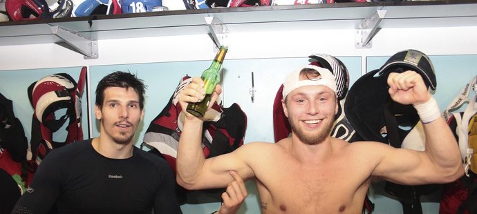 Hokejisté Lav Praha s pivem oslavují postup do finále KHL.