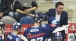 Trenér Filip Pešán udílí pokyny libereckým hokejistům