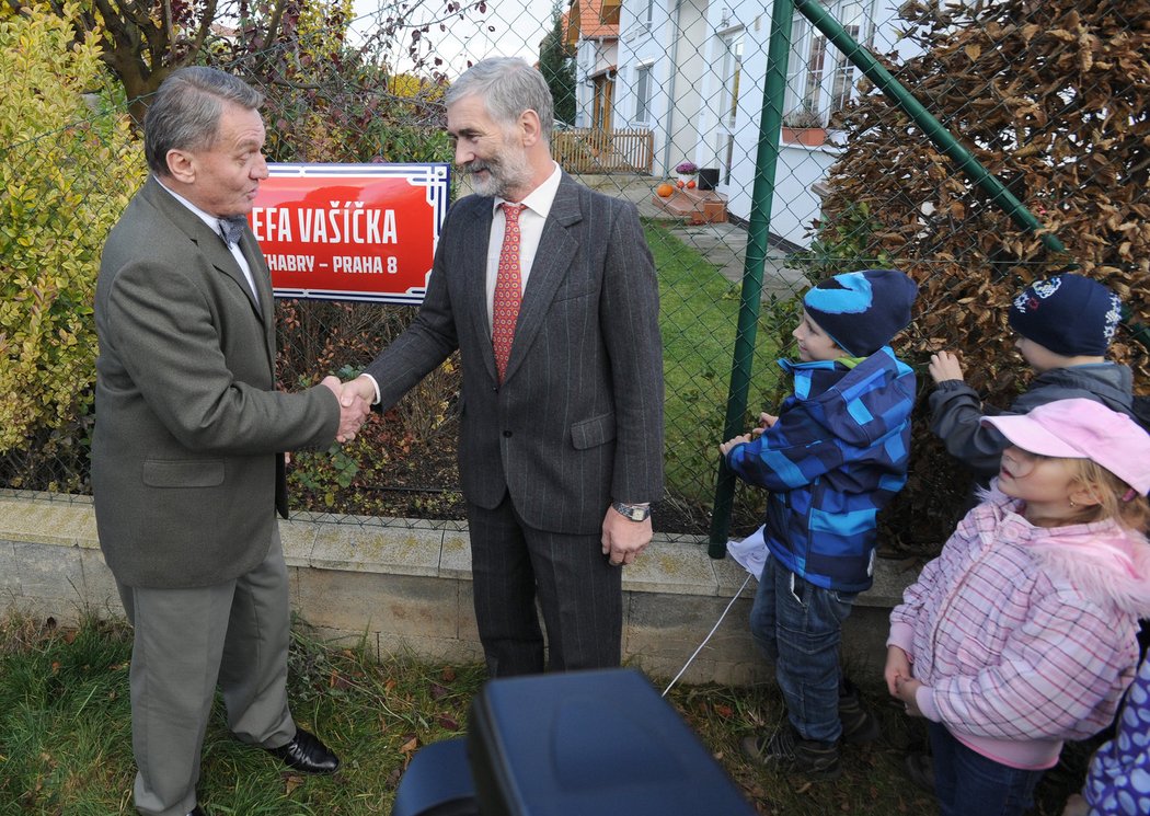 Slavnostního ceremoniálu se zúčastnil i pražský primátor Bohuslav Svoboda (vlevo).