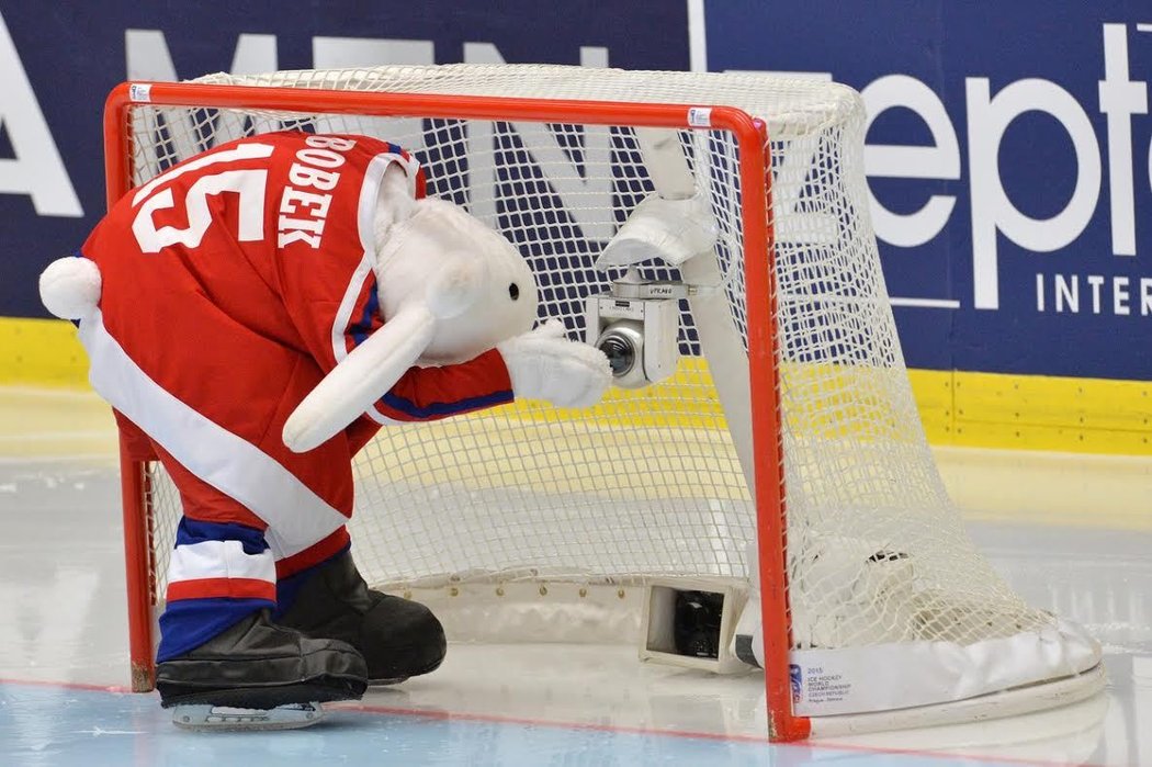 Hokejový maskot Bobek kontroluje gólovou kameru