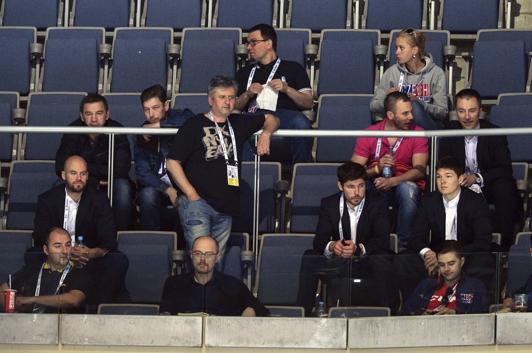 Tomáš Hertl na tribuně.