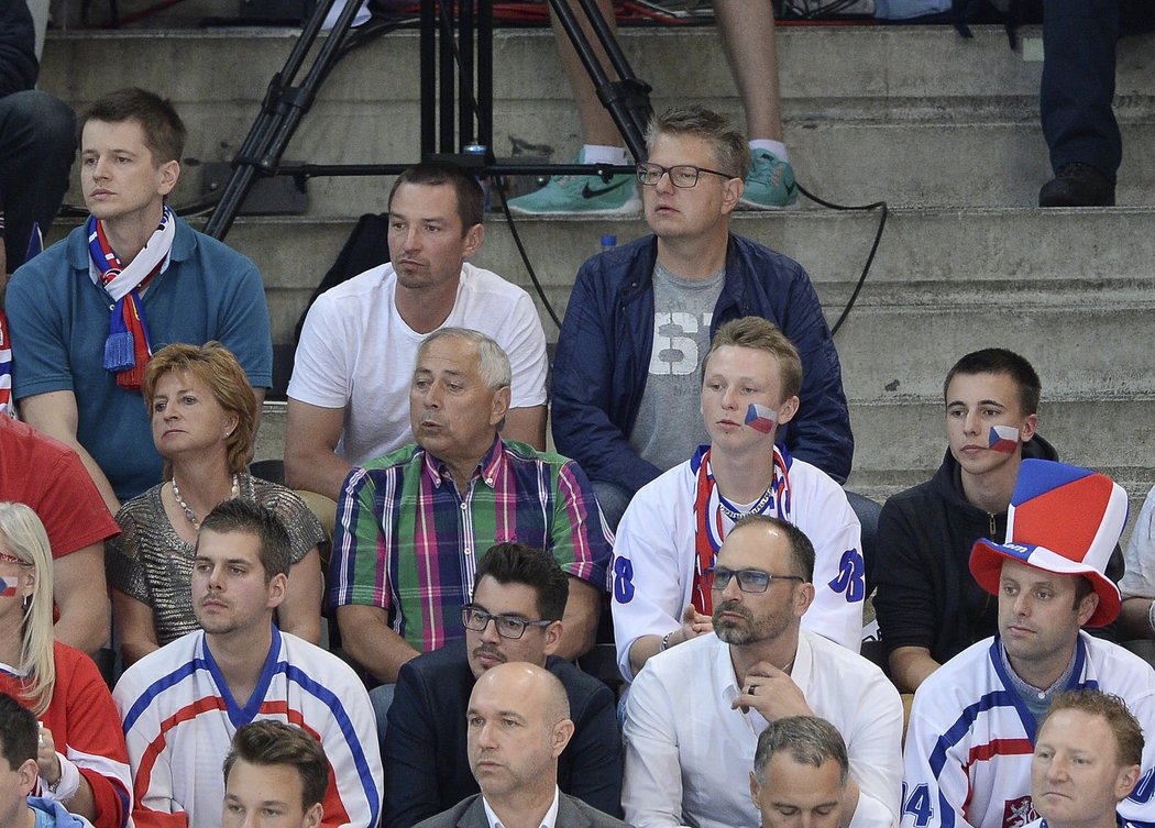Nahoře v bílém tričku sedí hokejista Petr Čajánek.