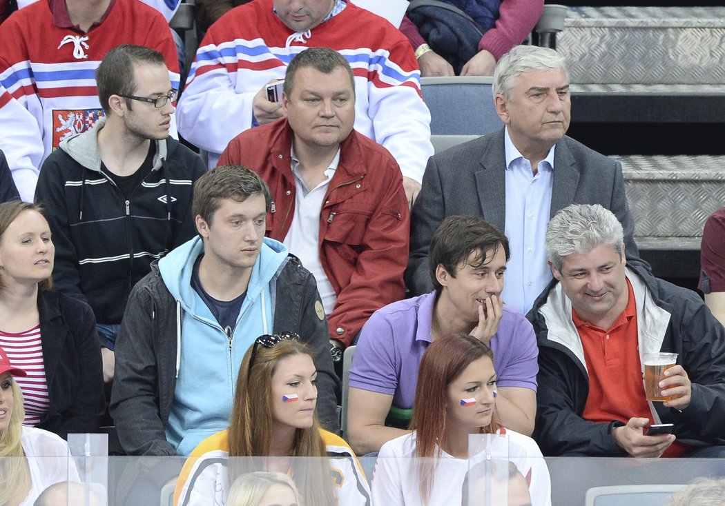 Vpravo nahoře se kochá hokejem herec  Miroslav Donutil. 