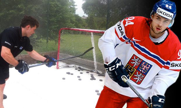 Dominik Simon hokejově dorostl na umělém ledě, který měl u baráku.