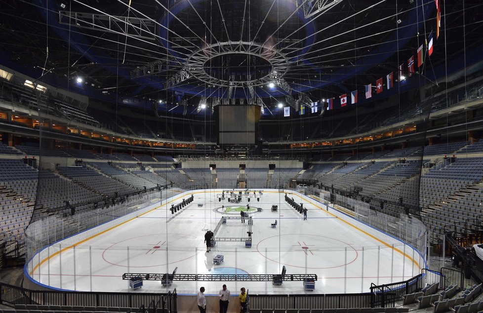 V pražské O2 areně vrcholily 26. dubna přípravy na první tréninky a zápasy hokejového mistrovství světa.