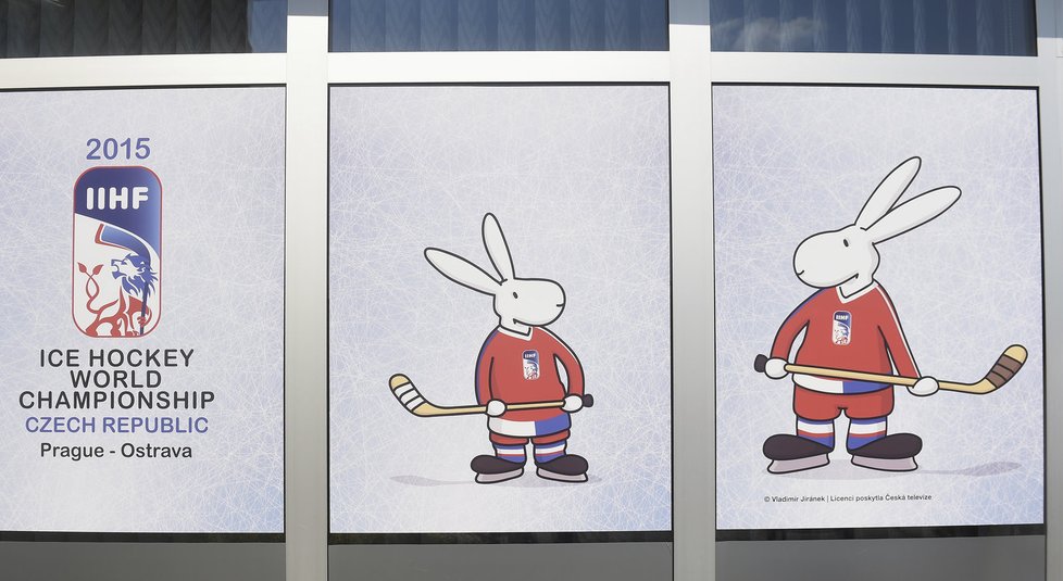 Hotelový a sportovní komplex Buly Aréna v Kravařích na Opavsku (na snímku z 24. dubna jsou maskoti šampionátu, králíci Bob a Bobek) bude hostit ruskou hokejovou reprezentaci, která hraje zápasy v základní skupině mistrovství světa v Ostravě.