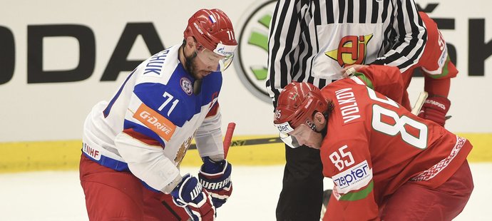 Ruský hokejista Ilja Kovalčuk (vlevo) se chystá na vhazování na letošním MS.