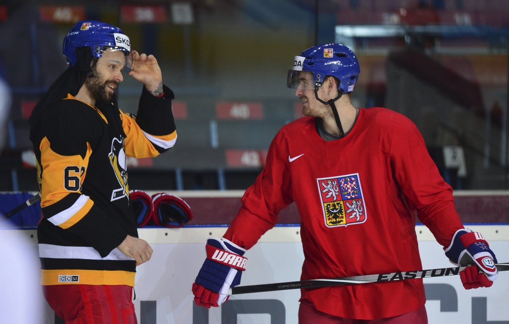 Jakub Klepiš v převleku za Jaromíra Jágra se baví s Romanem Červenkou