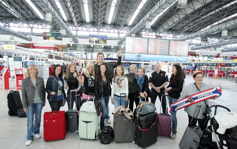 Hlavní skupinka rodinných příslušníků, kteří vyrazili za českými hokejisty.