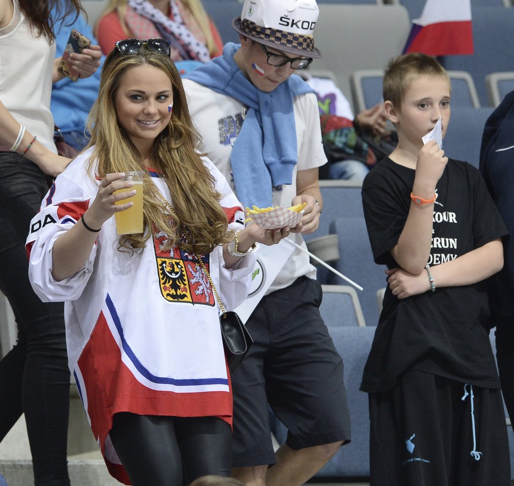 Nicole fandí na tribuně hlasitě. Zchladit se to musí pivkem.