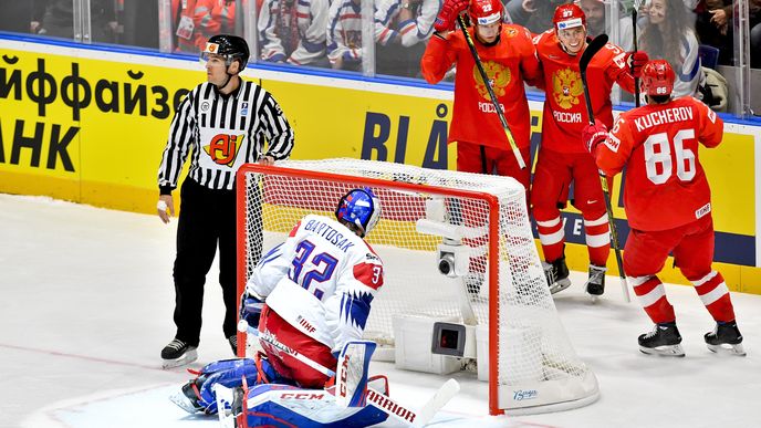 Utkání skupiny B mistrovství světa v hokeji: Rusko - Česká republika, 13. května 2019 v Bratislavě. Nikita Gusev z Ruska (druhý zprava) se raduje z gólu se spoluhráči Nikitou Kučerovem (vpravo) a Nikitou Zajcevem (třetí zprava). V popředí zády je český brankář Patrik Bartošák.