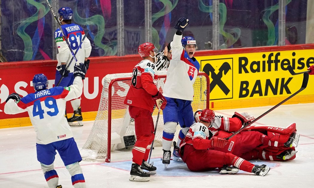 Radost slovenských hokejistů po brance Regendy v duelu s Dánskem