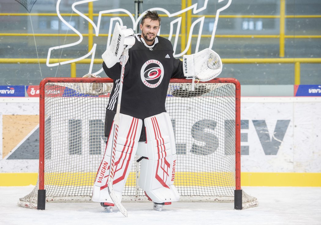 V Litvínově Mrázek představil novou výstroj, v níž bude chytat za Carolinu Hurricanes.