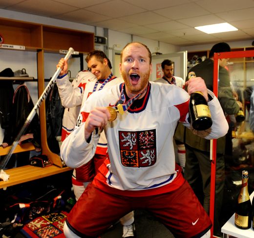 Útočník Jiří Novotný si oslavy titulu v roce 2010 užil Útočník Jiří Novotný si oslavy titulu v roce 2010 užil