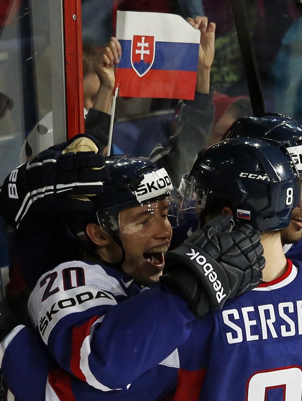 Marko Daňo slaví čtvrtý gól v americké síti. Hokejisté Slovenska porazili na mistrovství světa Spojené státy americké 4:1 a postoupili ze čtvrtého místa základní skupiny v Helsinkách do čtvrtfinále. Svěřenci českého trenéra Vladimíra Vůjtka staršího tak dál mají šanci obhájit stříbro z loňska.