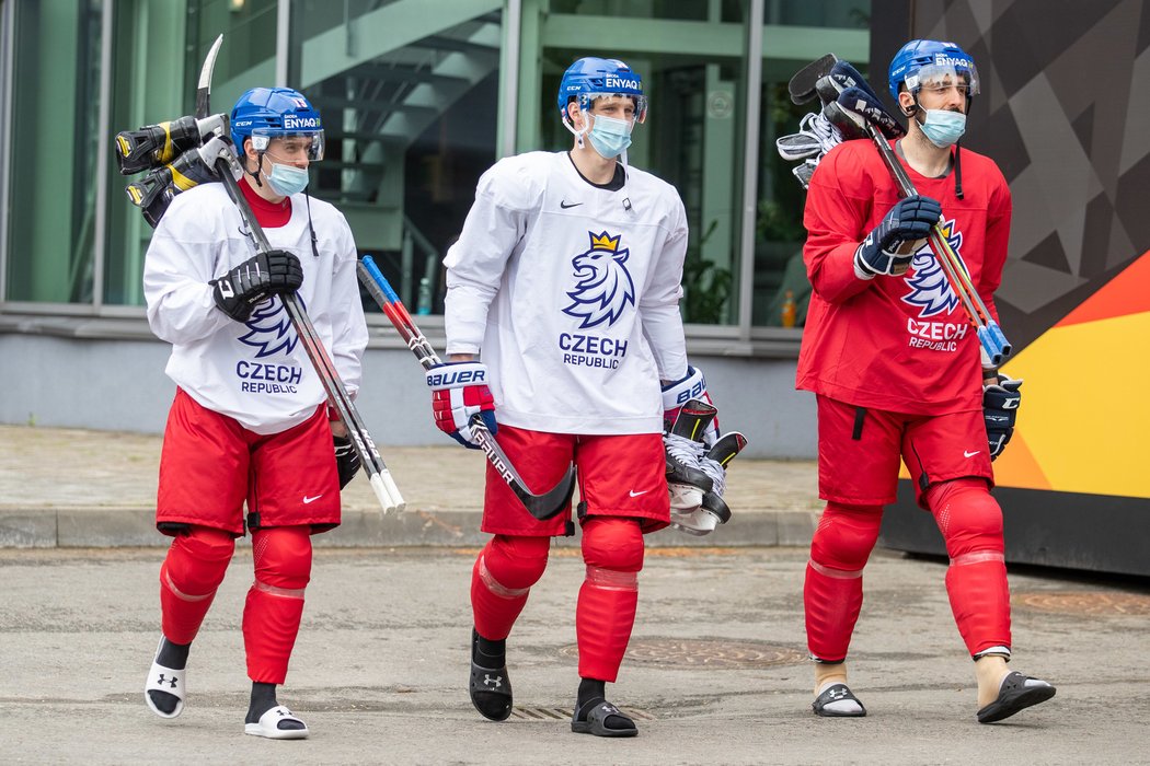 Jakub Flek, Dominik Kubalík a Michal Moravčík při cestě na trénink