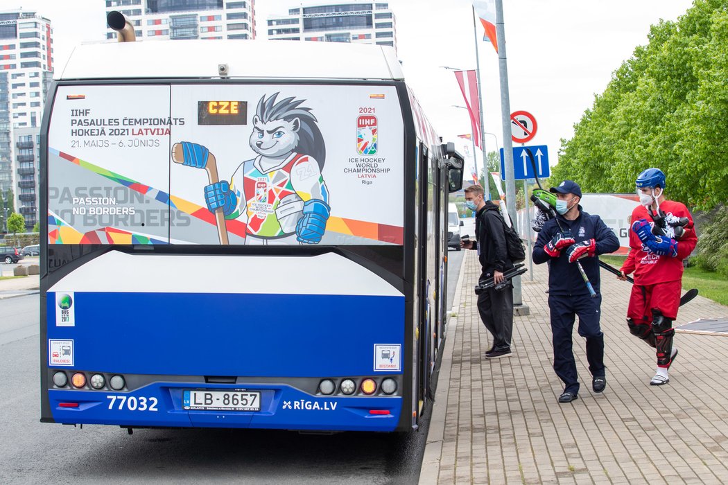 Takovým autobusem cestují čeští hokejisté během mistrovství světa na trénink