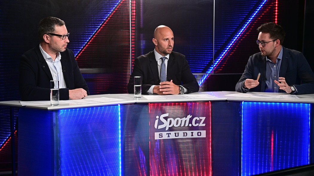 Studio MS při zápase proti Dánsku: moderátor Adam Nenadál, Martin Ručinský a redaktor Sportu Ondřej Kuchař