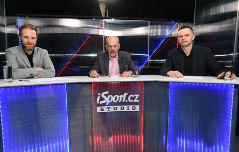 Studio MS na iSport.cz při zápase se Slovenskem: moderátor Tomáš Zetek, trenér Marek Sýkora a redaktor Sportu Miroslav Horák.