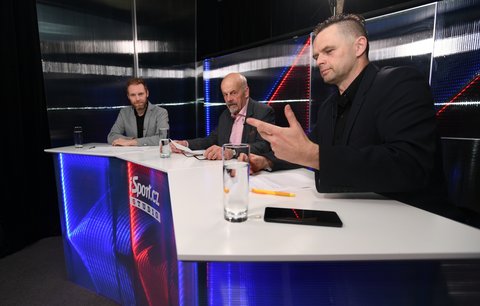 Studio MS na iSport.cz při zápase se Slovenskem: moderátor Tomáš Zetek, trenér Marek Sýkora a redaktor Sportu Miroslav Horák.